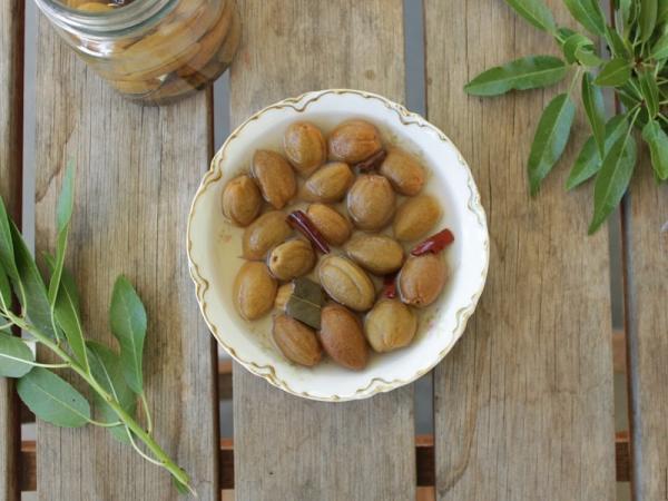 8 نکته مربای چغاله بادام بدون شکرک، کپک و با رنگ شفاف شیشه 8 نکته مربای چغاله بادام بدون شکرک، کپک و با رنگ شفاف شیشه ای